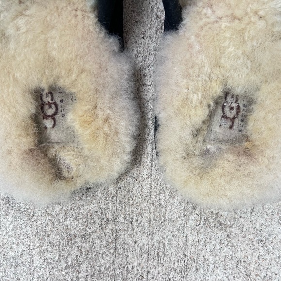 UGG Black Leather Shearling Slippers Men’s 9 / Women 10 Cozy Comfy House Shoes - Picture 12 of 13